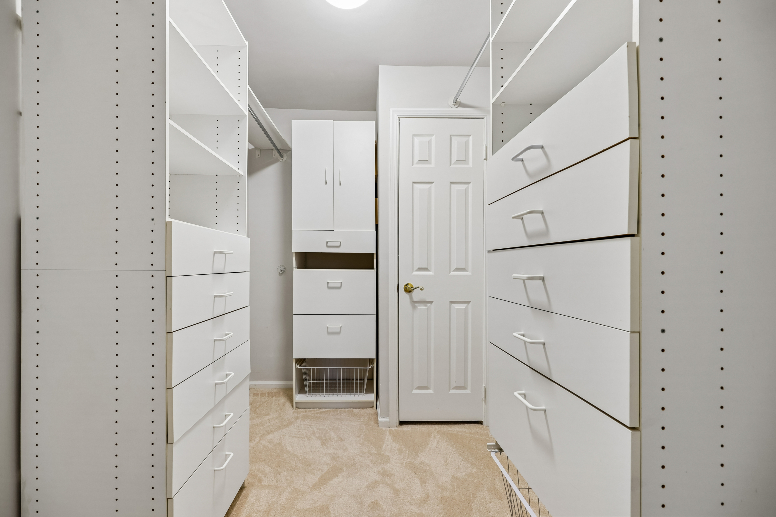 31-Walk In Closet