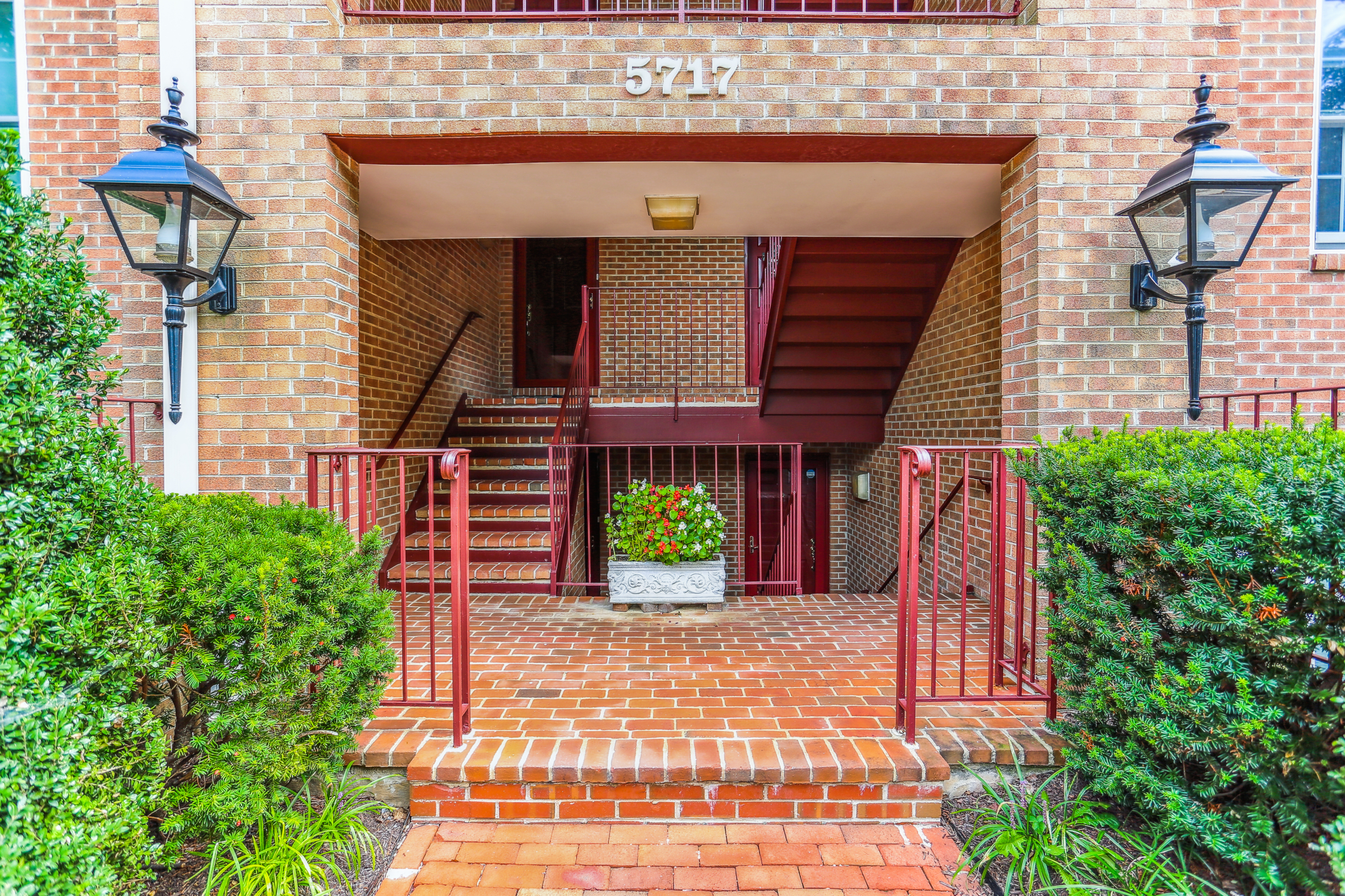 53-5717 Brewer House Walk_Entrance