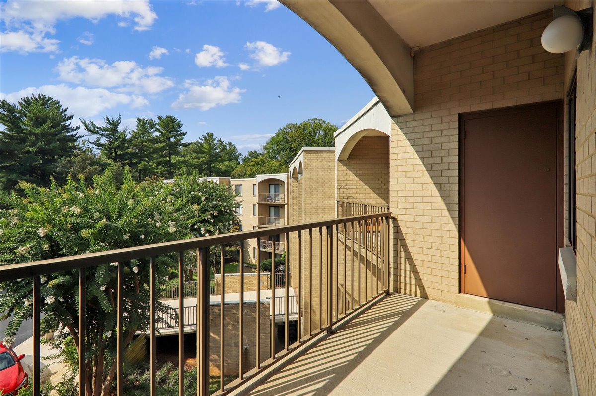 03-Balcony