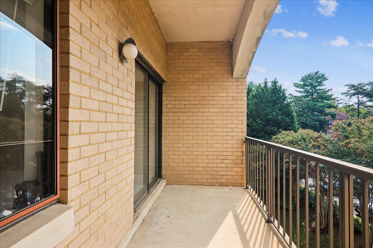 04-Balcony
