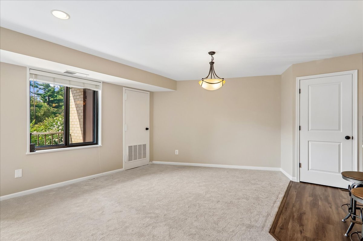 10-Dining Area