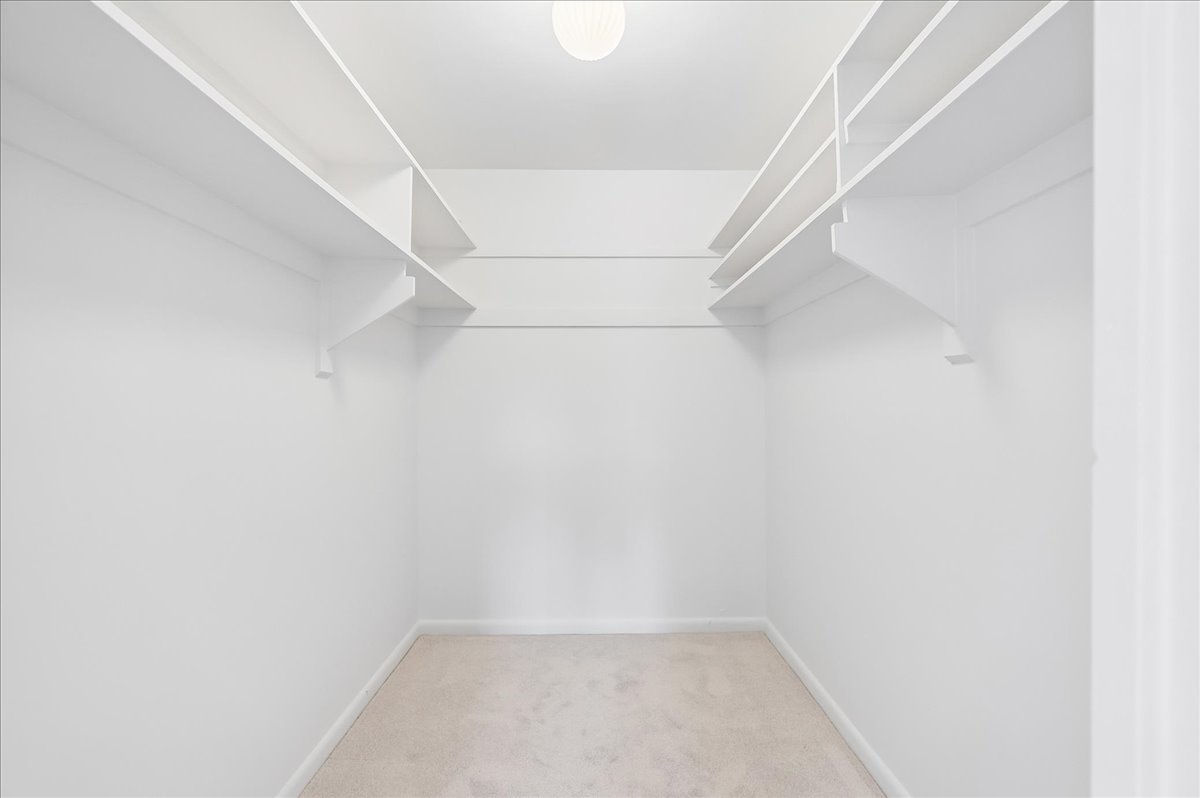 27-Walk In Closet