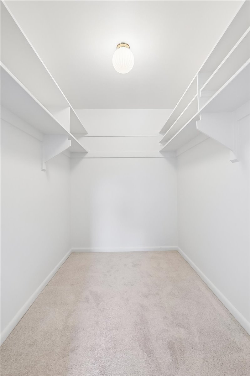 28-Walk In Closet
